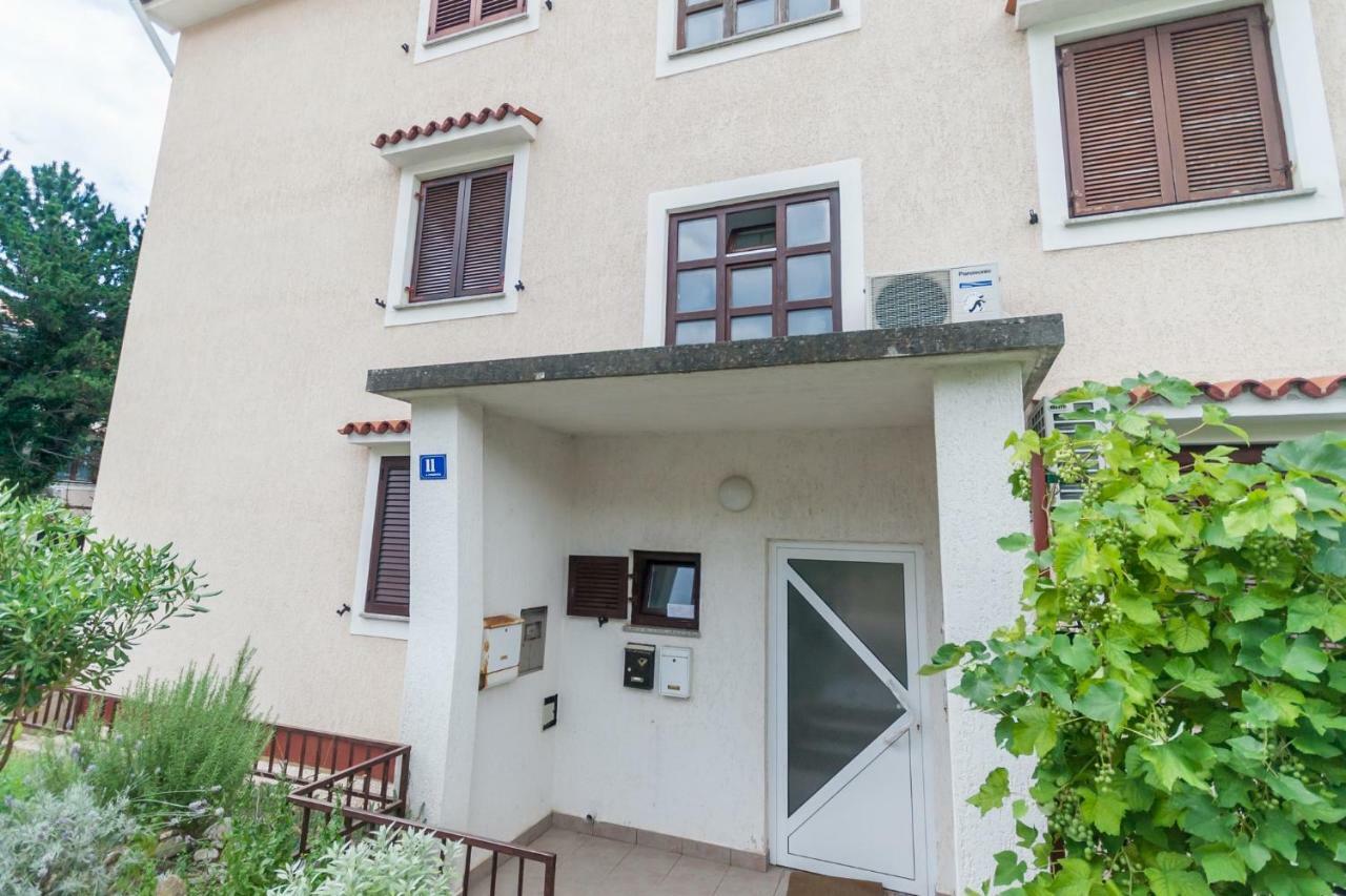 Apartment Glorija With Balcony Baska  Bagian luar foto