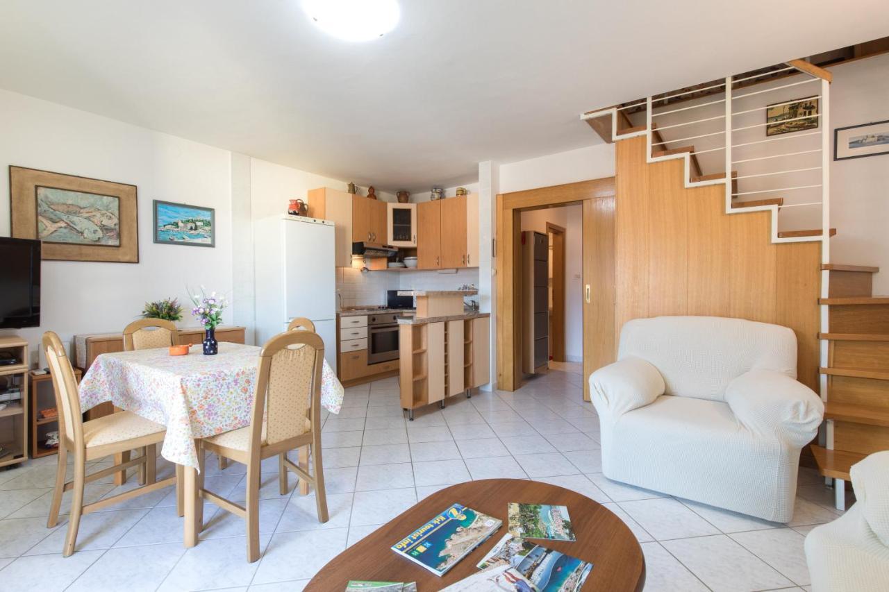 Apartment Glorija With Balcony Baska  Bagian luar foto