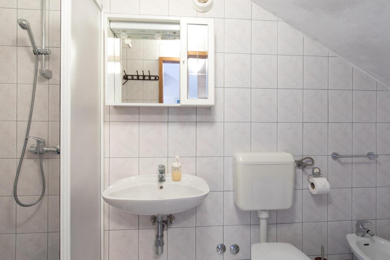 Apartment Glorija With Balcony Baska  Bagian luar foto