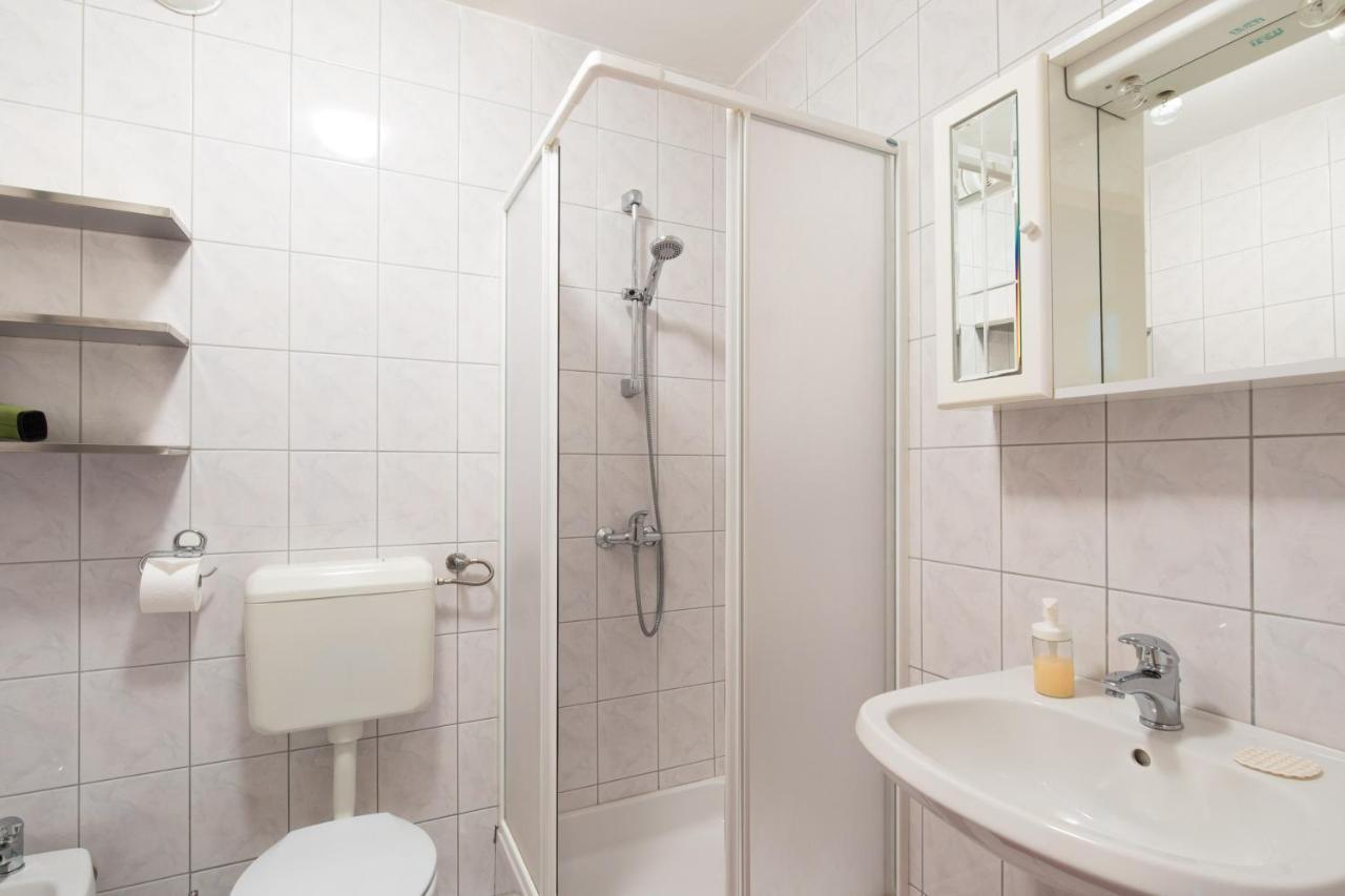 Apartment Glorija With Balcony Baska  Bagian luar foto