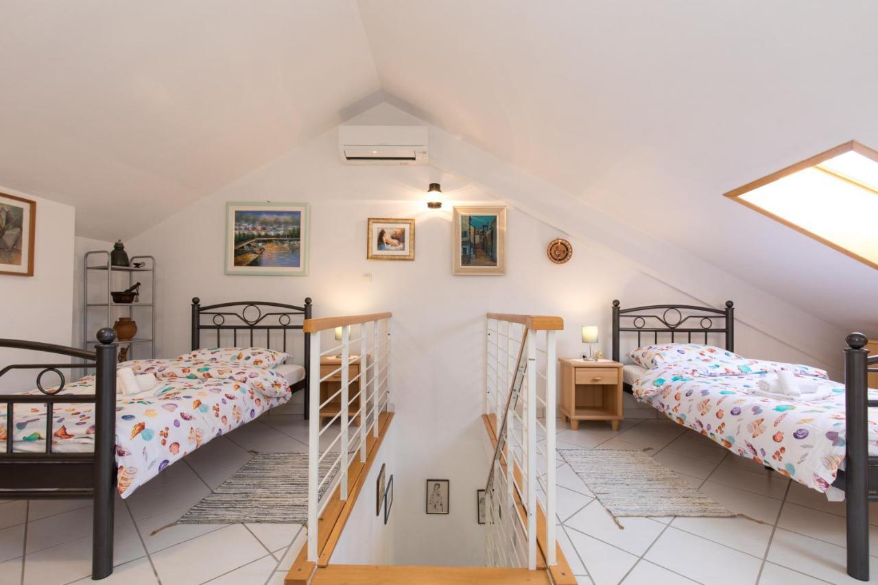 Apartment Glorija With Balcony Baska  Bagian luar foto