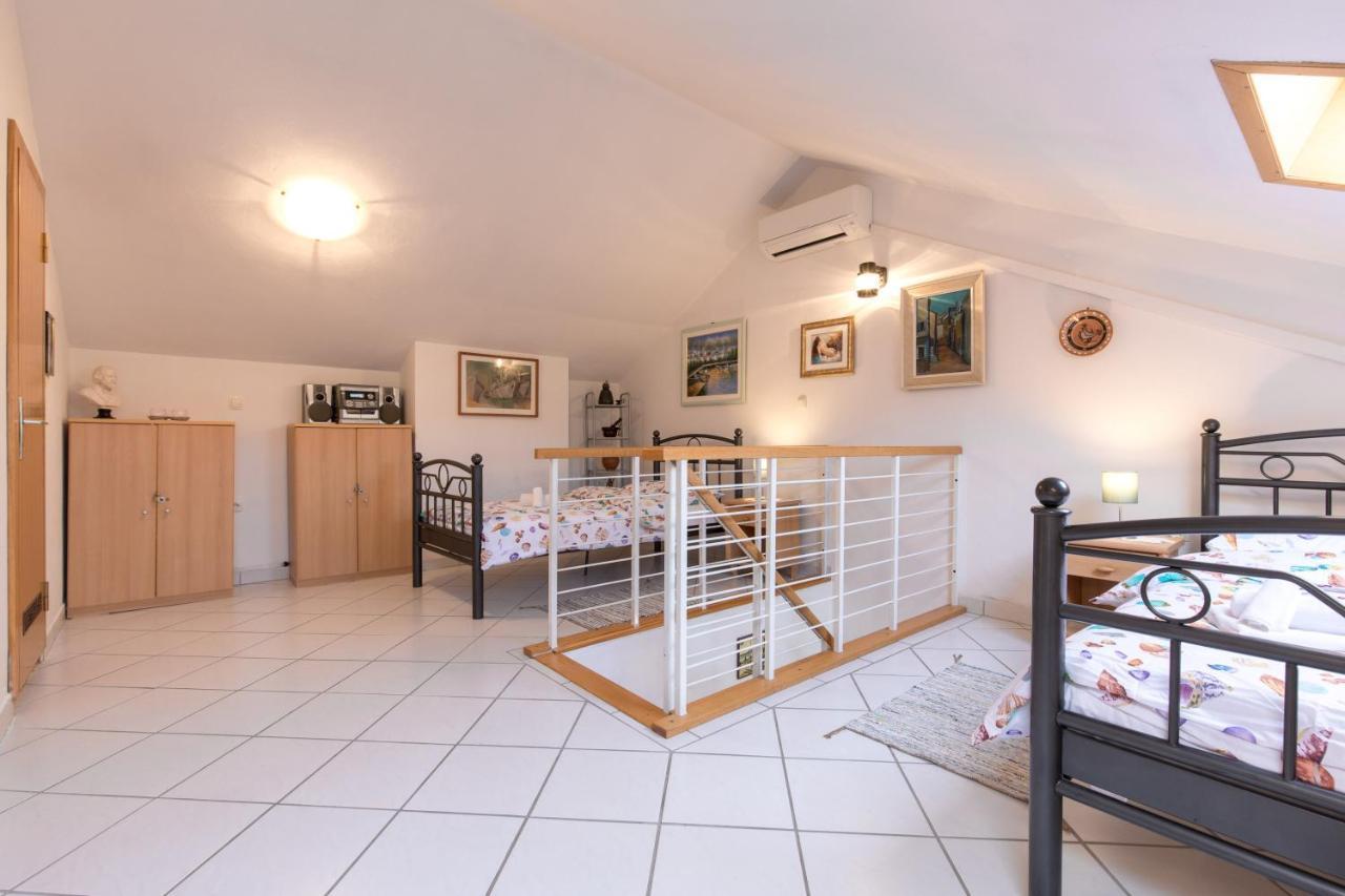 Apartment Glorija With Balcony Baska  Bagian luar foto